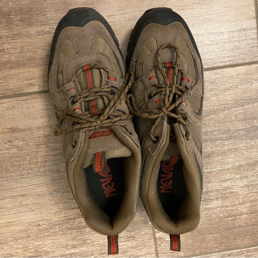 NWOT Nevados low trail hiking sneaker beige gray orange Men s 10.5
